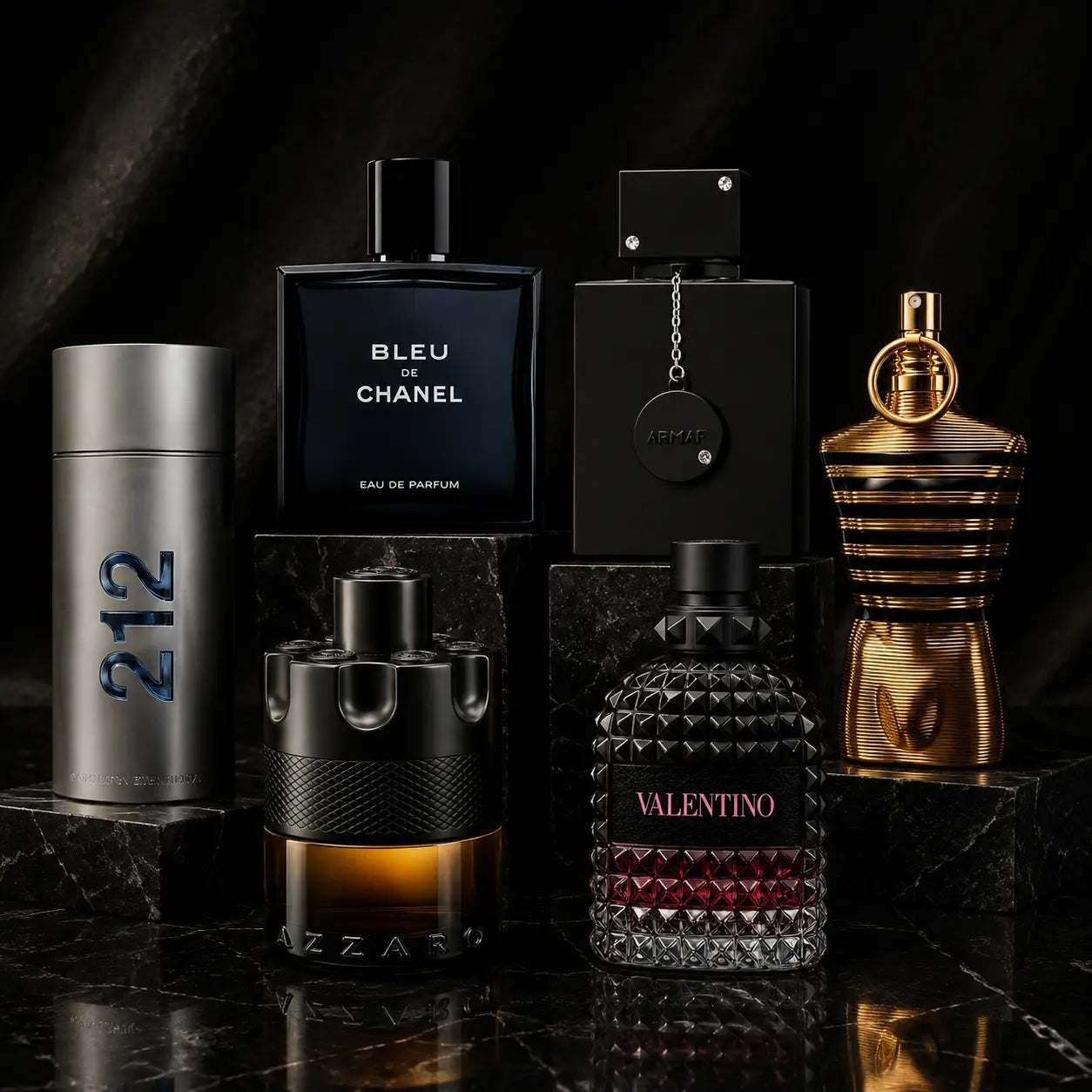 Colección de perfumes masculinos de lujo con 212 Carolina Herrera, Bleu de Chanel, Club de Nuit Intense Man, Azzaro, Valentino y Jean Paul Gaultier en una composición elegante sobre mármol negro con iluminación premium.