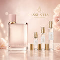 Imagen premium de Burberry Her Burberry junto a decants ESSENTIA de 3 ml, 5 ml y 10 ml sobre fondo rosa suave y champagne elegante.