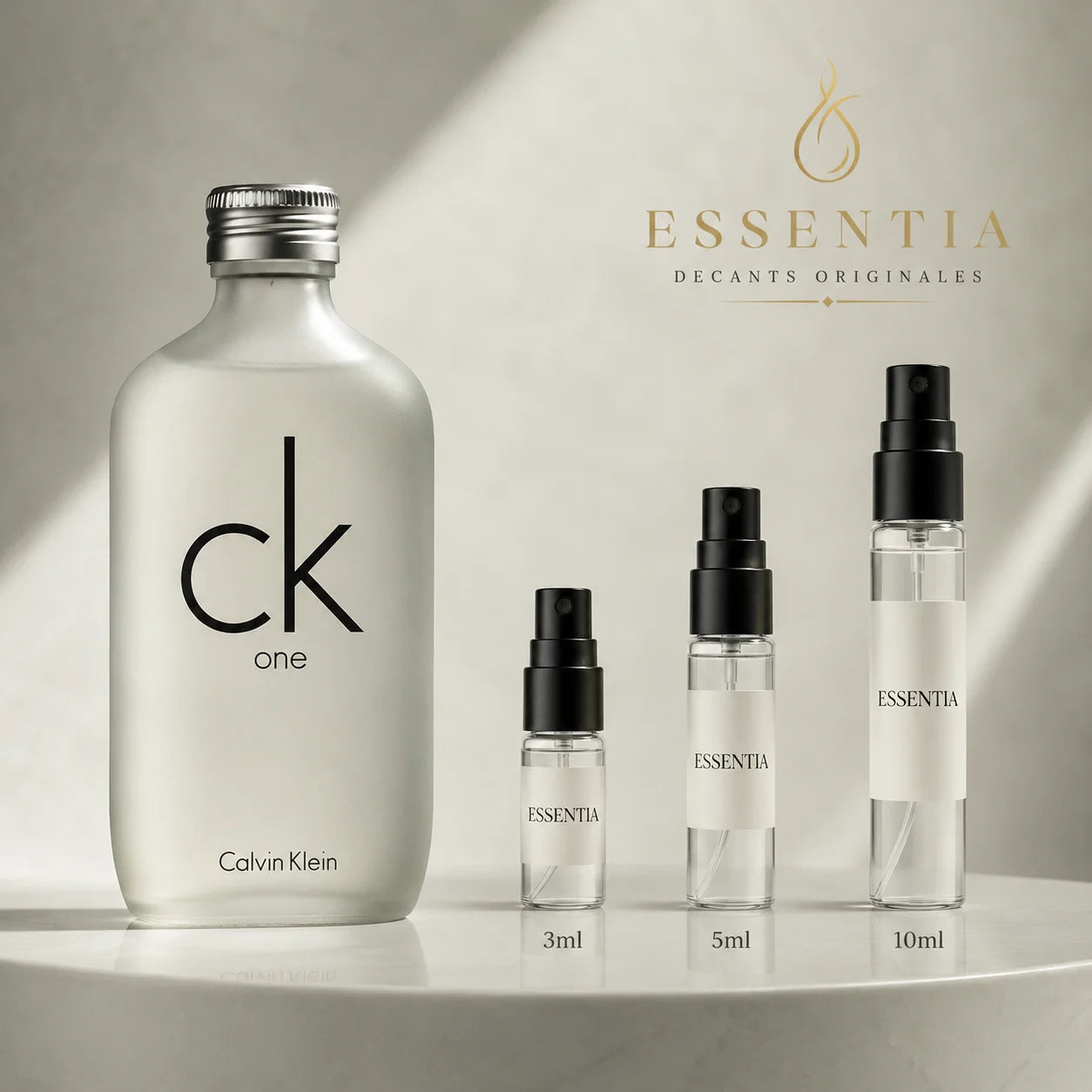 CK One Calvin Klein en decant original ESSENTIA, perfume original junto a frascos de decant en presentaciones de 3ml, 5ml y 10ml.