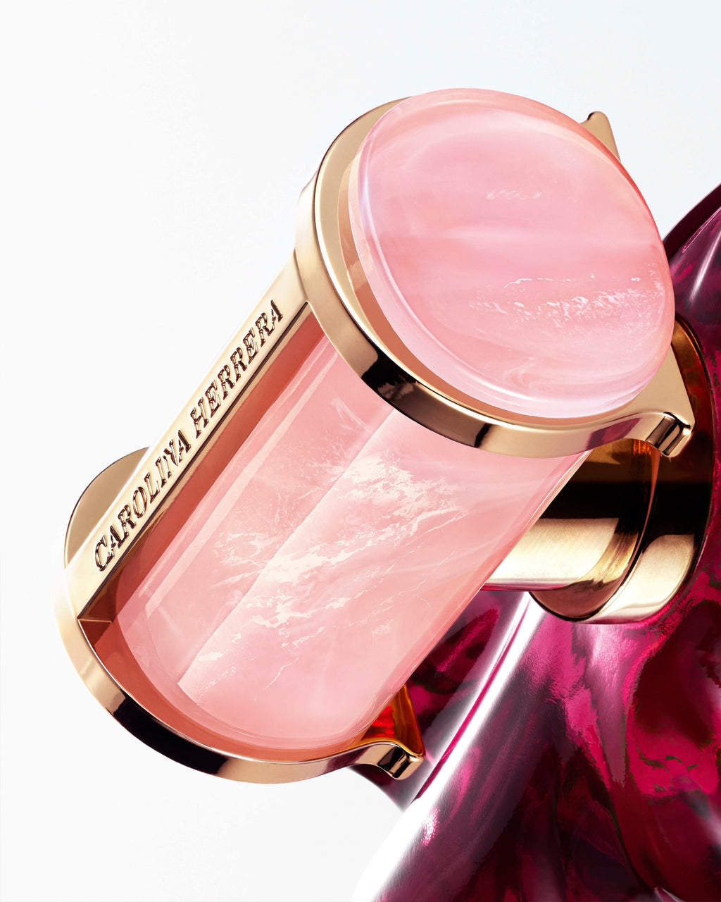 Detalle del frasco rosa y dorado de La Bomba EDP Carolina Herrera