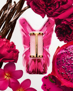 La Bomba EDP Carolina Herrera con frasco mariposa, flores rosa, vainilla y pitahaya